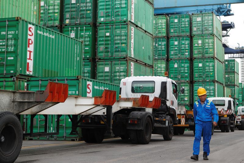 &copy; Reuters. A worker walks past stacks of containers at Tanjung Priok port in Jakarta, Indonesia, February 3, 2023. REUTERS/Ajeng Dinar Ulfiana/File Photo