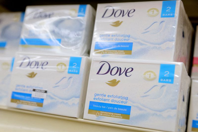 © Reuters. FILE PHOTO: Dove, a brand of Unilever, is seen on display in a store in Manhattan, New York City, U.S., March 24, 2022. REUTERS/Andrew Kelly/File Photo