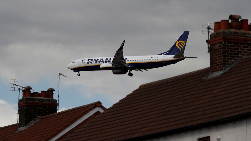 &copy; Reuters. Un avión de Ryanair se prepara para aterrizar en el aeropuerto de Manchester, Inglaterra, 31 de marzo de 2016. REUTERS/Phil Noble