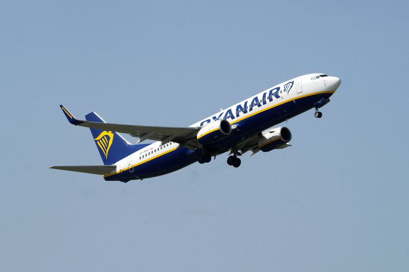 &copy; Reuters. Un avion de la compagnie aérienne Ryanair, à l'aéroport international de Riga, en Lettonie. /Photo prise le 21 juillet 2022/REUTERS/Ints Kalnins