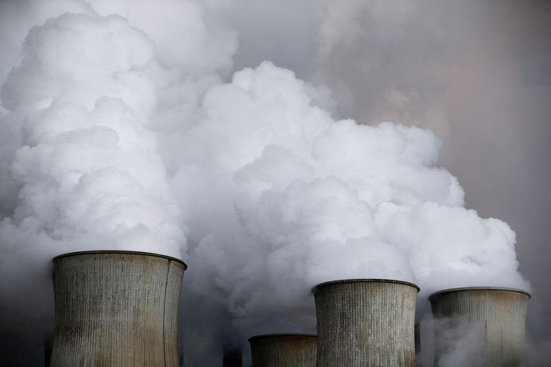&copy; Reuters. بخار متصاعد من أبراج التبريد في محطة لتوليد الطاقة بالفحم في ألمانيا. صورة من أرشيف رويترز.