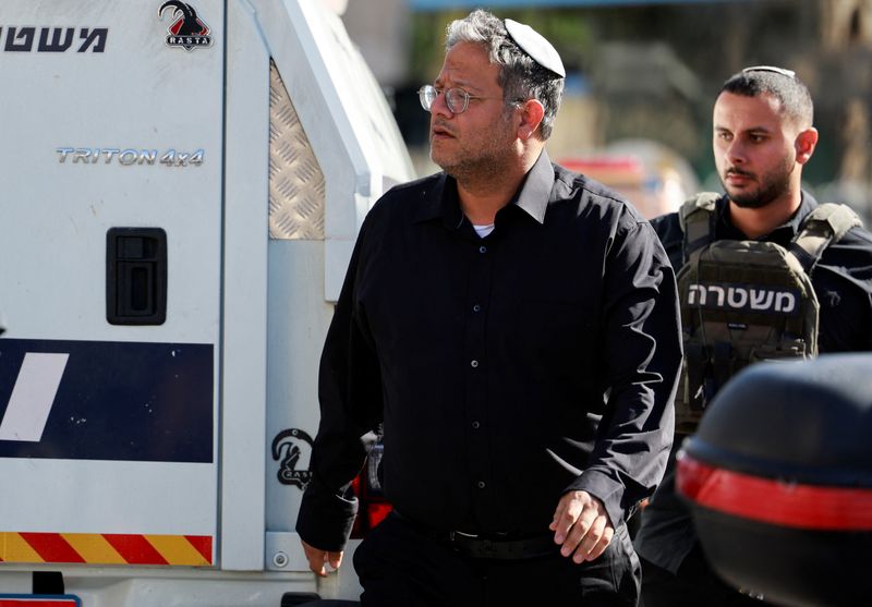 &copy; Reuters. Le ministre israélien de la Sécurité nationale, Itamar Ben-Gvir, arrive sur les lieux d'un incident à Jérusalem. /Photo prise le 6 novembre 2023/REUTERS/Ammar Awad