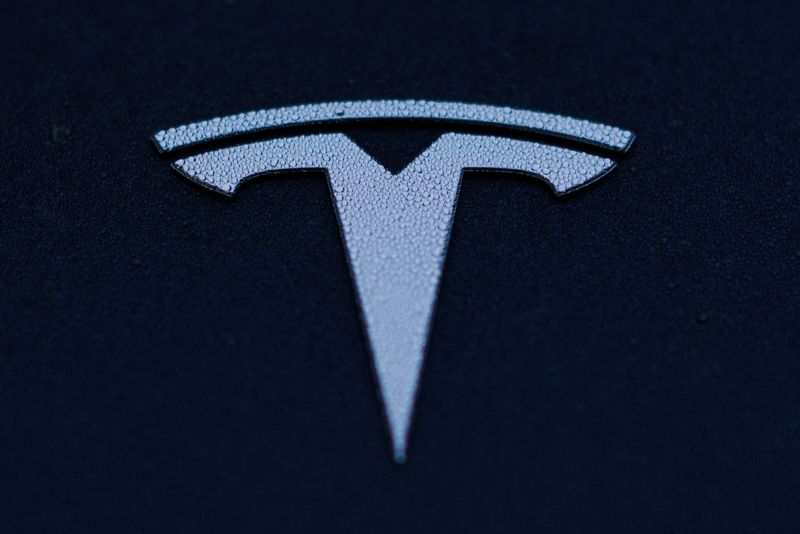 &copy; Reuters. Le logo Tesla. /Photo prise le 20 octobre 2023/REUTERS/Mike Blake