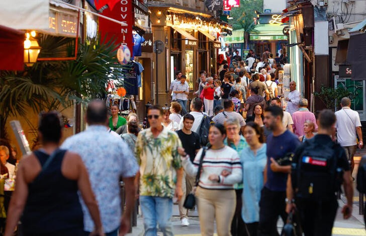 © Reuters. People walk in a busy street in Paris, France, September 17, 2023. REUTERS/Gonzalo Fuentes/file photo