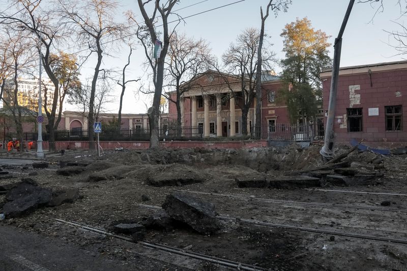 &copy; Reuters. El lugar de un ataque con misiles rusos, en Odesa, Ucrania. 6 de noviembre 2023. REUTERS/Nina Liashonok