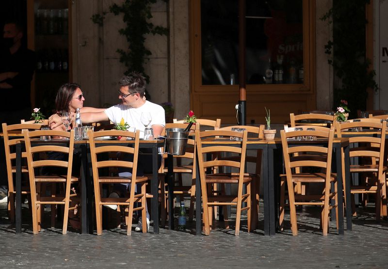 &copy; Reuters. Due persone in un ristorante a Campo de'Fiori a Roma. 4 giugno 2021. REUTERS/Yara Nardi/File Photo