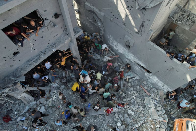 &copy; Reuters. FILE PHOTO: Palestinians search for casualties, at the site of Israeli strikes on houses, amid the ongoing conflict between Israel and Palestinian Islamist group Hamas, at the Magazi Refugee Camp, in central Gaza Strip, November 5, 2023. REUTERS/Mohammed 