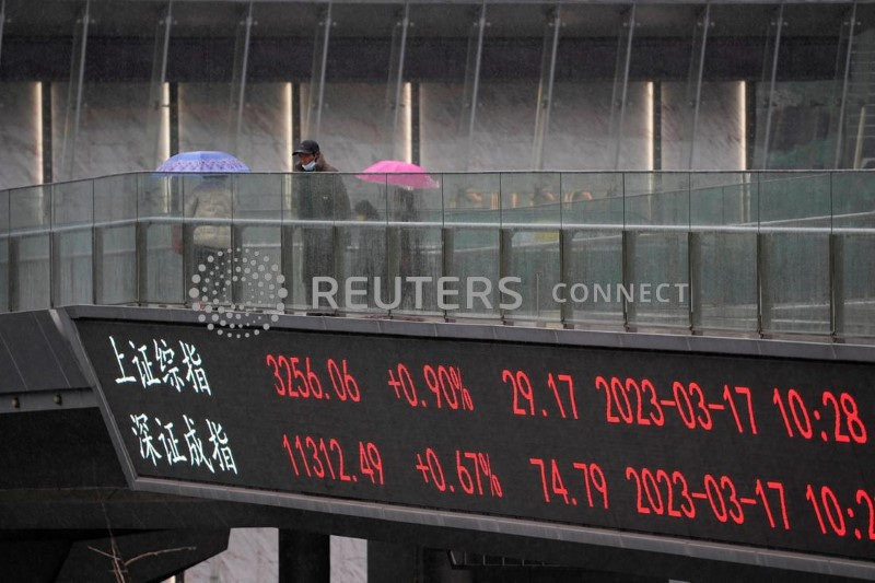 &copy; Reuters. Telão em Xangai mostra índices acionários
17/03/2023. REUTERS/Aly Song
