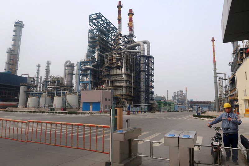 &copy; Reuters. Refinarias da Chambroad Petrochemicals em Shandong, China. REUTERS/Stringer/File Photo