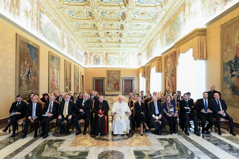 © Reuters. البابا فرنسيس يلتقي وفدا من مؤتمر الحاخامات الأوروبيين في الفاتيكان يوم الاثنين. صورة لرويترز من إعلام الفاتيكان.
