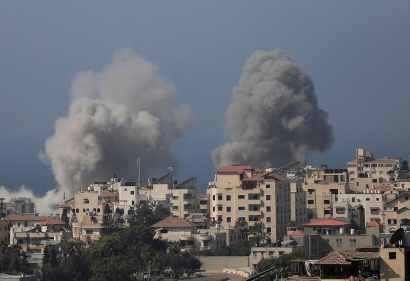 &copy; Reuters. دخان يتصاعد بعد الغارات الإسرائيلية في مدينة غزة يوم الاثنين. تصوير: محمد المصري - رويترز.
