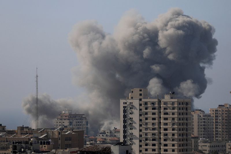 &copy; Reuters. دخان يتصاعد بعد الغارات الإسرائيلية في مدينة غزة يوم الاثنين. تصوير: محمد المصري - رويترز.