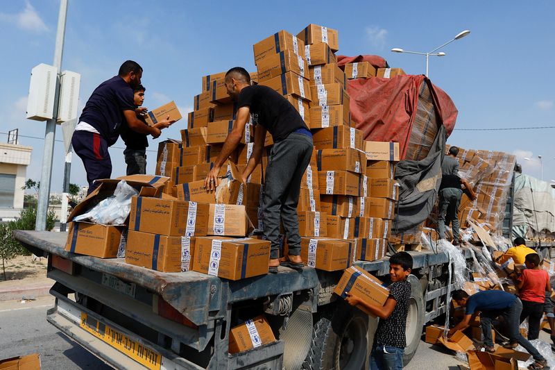 &copy; Reuters. فلسطينيون يعيدون تحميل شاحنة بمساعدات سقطت منها في رفح بجنوب قطاع غزة في الثاني من نوفمبر تشرين الثاني 2023. تصوير: إبراهيم أبو مصطفى - رويترز.