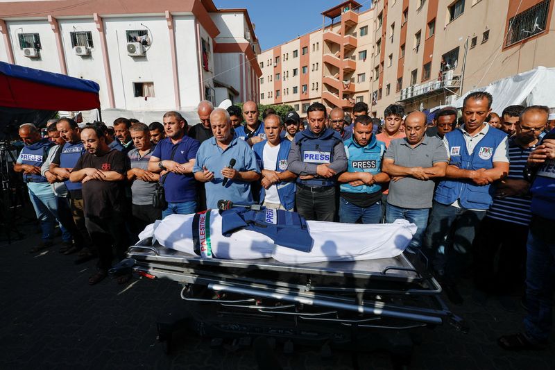 &copy; Reuters. مشيعون يؤدون الصلاة خلال جنازة الصحفي الفلسطيني محمد أبو حطب الذي قُتل في غارة إسرائيلية في خان يونس بجنوب قطاع غزة في الثالث من نوفمبر تشري
