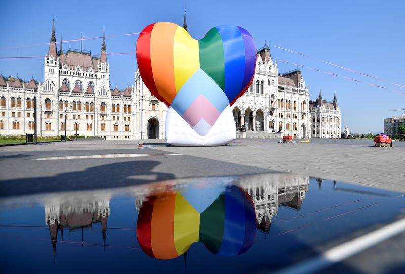 &copy; Reuters. FOTO DE ARCHIVO. Un enorme globo arcoíris colocado por miembros de Amnistía Internacional y Hatter, una ONG que promueve los derechos LGBTQ+, en el Parlamento de Hungría en protesta contra la ley anti-LGBT en Budapest, Hungría. 8 de julio de 2021. REU