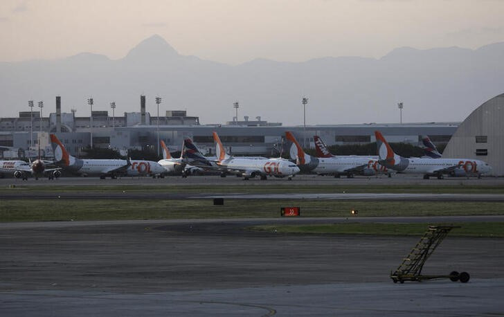 &copy; Reuters. Foto de archivo de aviones de GOL en el aeropuerto Galeao de Rio de Janeiro
May 20, 2020.  REUTERS/Ricardo Moraes