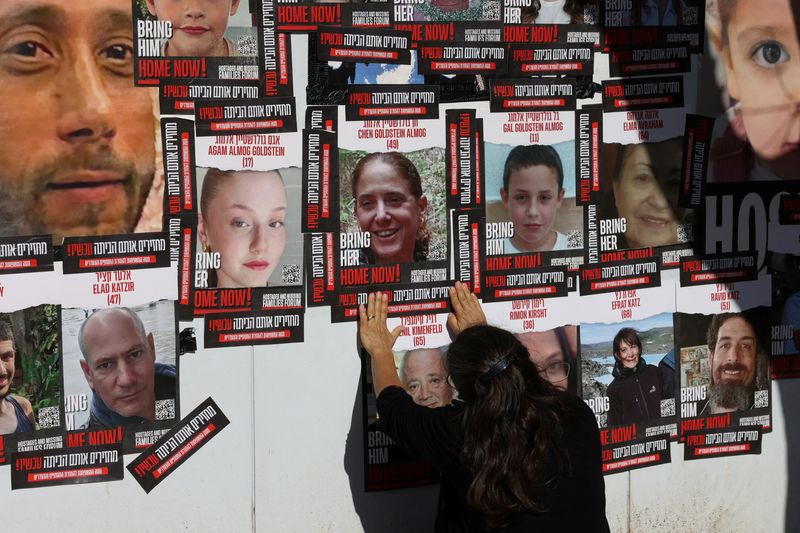 &copy; Reuters. Photos de personnes enlevées par des hommes armés du Hamas en Israël le 7 octobre avant une manifestation pour demander la libération immédiate des otages à Jérusalem. /Photo prise le 6 novembre 2023/REUTERS/Ronen Zvulun