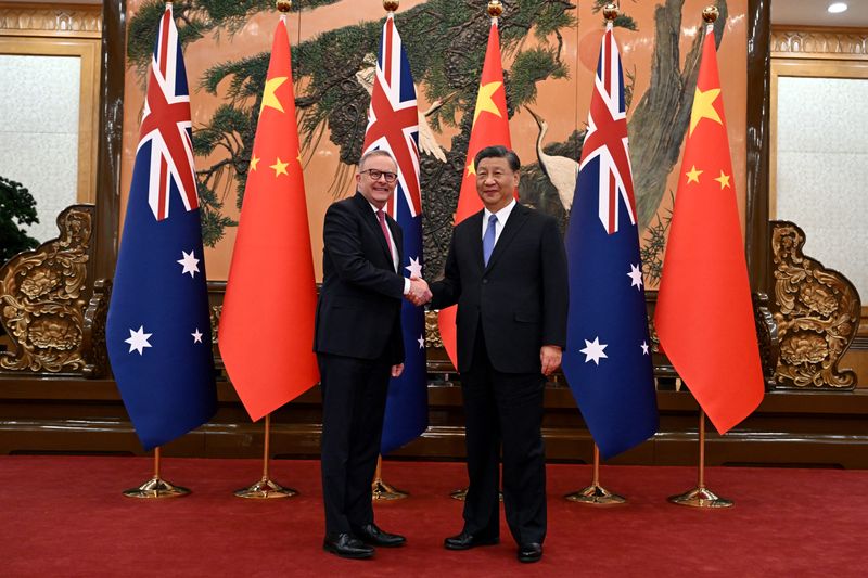 &copy; Reuters. رئيس الوزراء الأسترالي أنتوني ألبانيز يصافح الرئيس الصيني شي جين بينغ في قاعة الشعب الكبري في بكين يوم الأثنين. تصوير: لوكاس كوتش -رويترز. يح