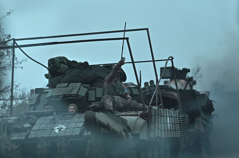 &copy; Reuters. جندي أوكراني يلتقط صورة أثناء ركوبه فوق مدرعة وسط الهجوم الروسي على أوكرانيا في منطقة في منطقة زابوريجيا بأوكرانيا يوم 4 نوفمبر تشرين الثان