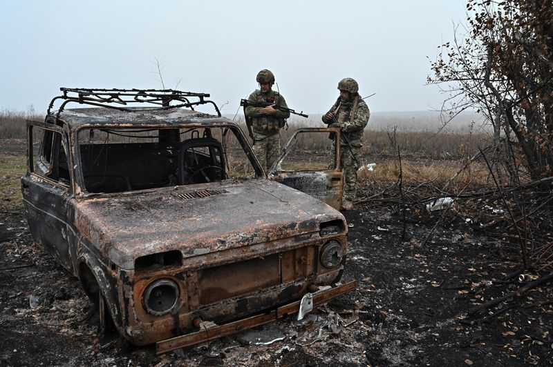 &copy; Reuters. ウクライナ軍は６日、ロシア軍の空爆で先週１９人の兵士が死亡したと発表した。国内メディアは南東部ザポロジエ州の最前線で３日に行われた表彰式で兵士が死亡したと報じており、政府