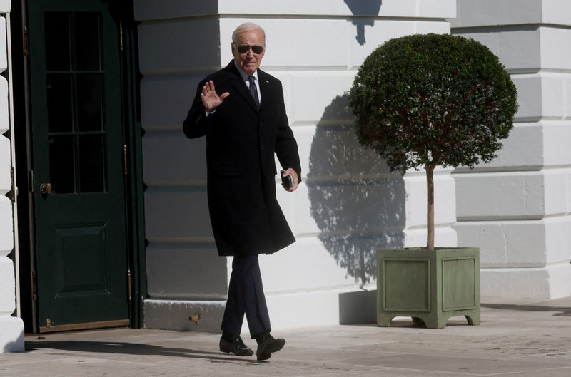 &copy; Reuters. U.S. President Joe Biden waves at the news media before boarding Marine One for travel to Maine from the South Lawn of the White House in Washington, U.S., November 3, 2023. REUTERS/Leah Millis