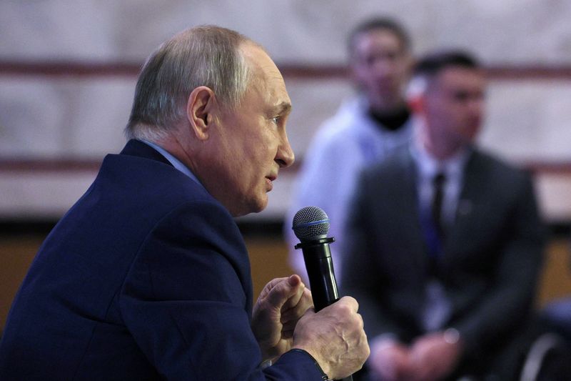&copy; Reuters. Il presidente russo Putin incontra i membri della Camera civica a Mosca, Russia, 3 novembre 2023. Sputnik/Gavriil Grigorov/Pool via REUTERS