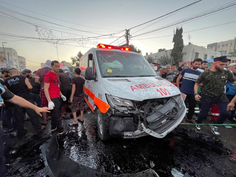&copy; Reuters. فلسطينيون يعاينون الأضرار بعد إصابة قافلة من سيارات الإسعاف عند مدخل مستشفى الشفاء بغزة يوم 3 نوفمبر تشرين الثاني. تصوير :محمد المصري - رويتر