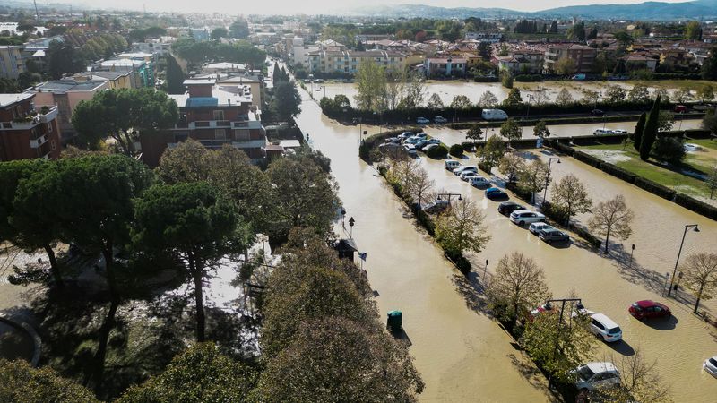 &copy; Reuters. منظر جوي للشوارع التي غمرتها المياه في أعقاب العاصفة سياران في منطقة توسكانا بوسط إيطاليا بتاريخ الثالث من نوفمبر تشرين الثاني. تصوير: يارا 
