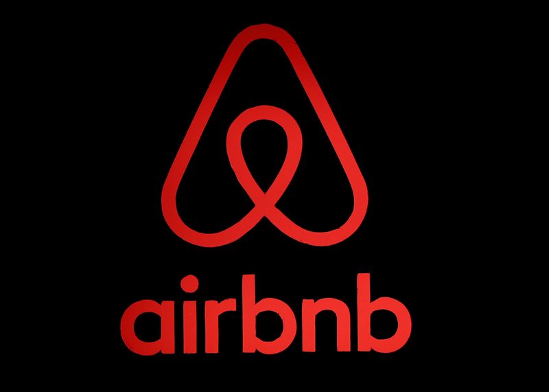 &copy; Reuters. Le logo d'Airbnb est affiché lors d'un événement Airbnb à Tokyo, au Japon. /Photo d'archive/REUTERS/Issei Kato