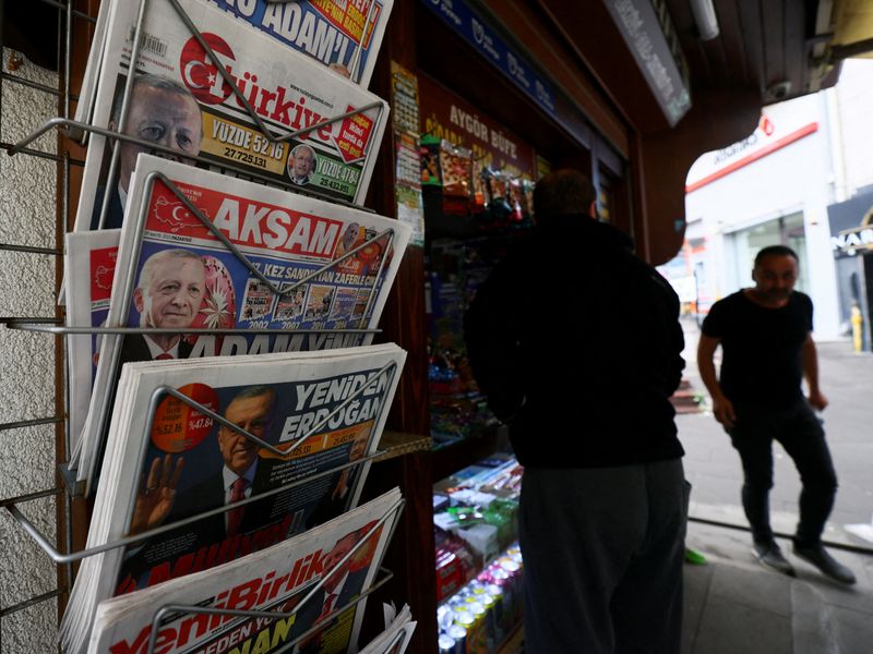 &copy; Reuters. مجموعة من الصحف في أحد المتاجر بأنقرة يوم 29 مايو أيار 2023. تصوير: إيف هيرمان - رويترز