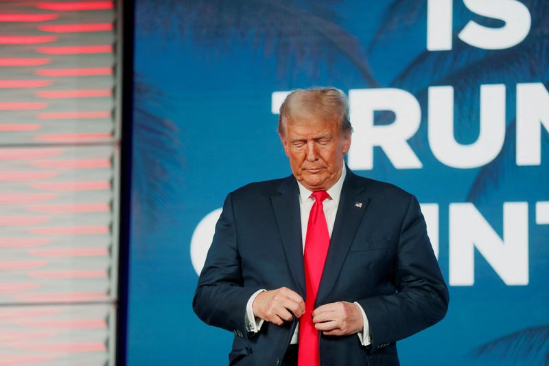 © Reuters. FILE PHOTO: Former U.S. President and Presidential Republican candidate Donald Trump arrives to speak to his supporters during the Florida Freedom Summit held at the Gaylord Palms Resort & Convention Center in Kissimmee, Florida, U.S., November 4, 2023.  REUTERS/Octavio Jones/File Photo