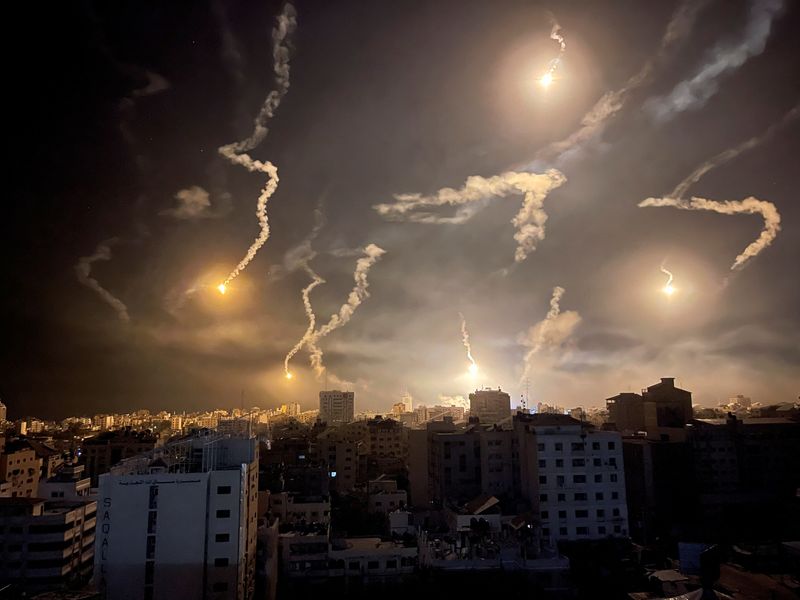 © Reuters. Flares are dropped by Israeli forces, amid the ongoing conflict between Israel and Palestinian Islamist group Hamas, in Gaza City November 6, 2023. REUTERS/Mohammed Al-Masri