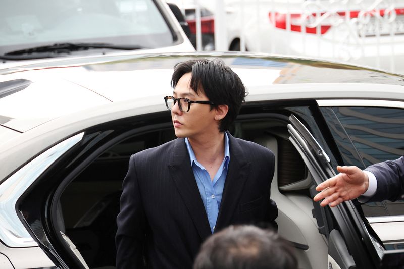 &copy; Reuters. G-Dragon, da banda de K-pop BIGBANG, chega a uma delegacia de polícia em Incheon para prestar depoimento sobre suposto uso ilegal de drogas
06/11/2023  
REUTERS/Kim Hong-Ji