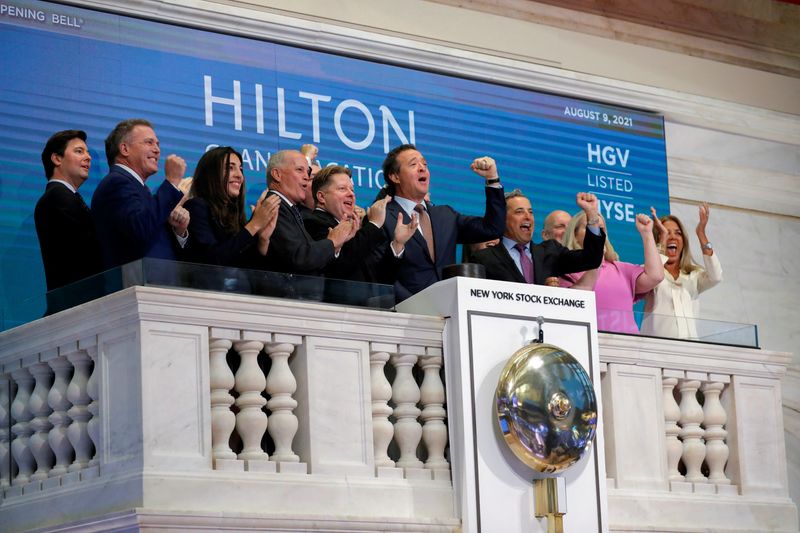 © Reuters. FILE PHOTO: Mark Wang, President and CEO of Hilton Grand Vacations, rings the opening bell at the New York Stock Exchange (NYSE) in Manhattan, New York City, U.S., August 9, 2021. REUTERS/Andrew Kelly/File Photo