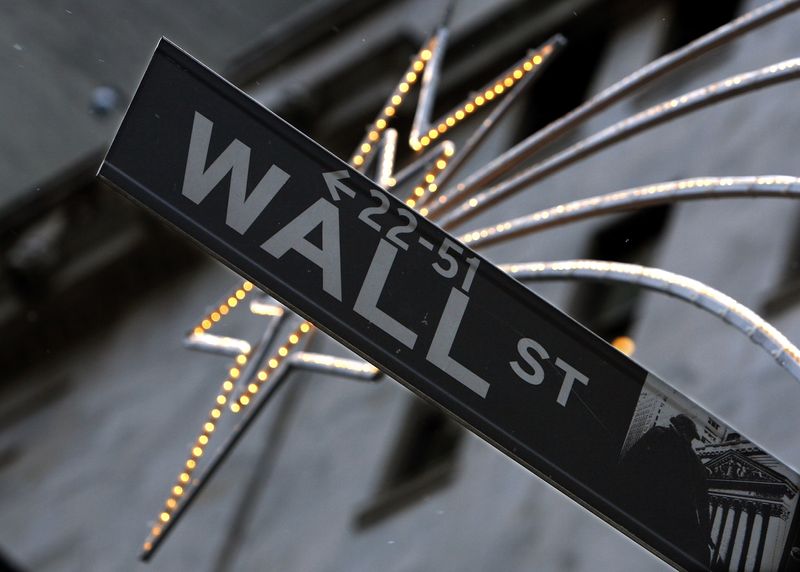 &copy; Reuters. Wall Street à l'extérieur de la Bourse de New York. /Photo d'archives/REUTERS/Brendan McDermid