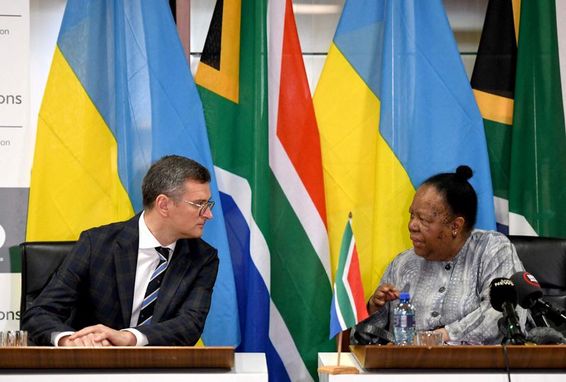 &copy; Reuters. وزير الخارجية الأوكراني دميترو كوليبا خلال لقائه مع نظيرته من جنوب أفريقيا ناليدي باندور خلال مؤتمر صحفي مشترك في بريتوريا يوم 6 نوفمبر تشر