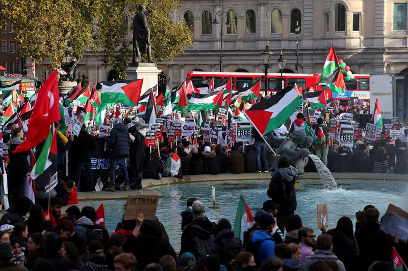 &copy; Reuters. متظاهرون يحتشدون في ميدان الطرف الأغر بالعاصمة البريطانية لندن تضامنا مع الفلسطينيين في غزة في الرابع من نوفمبر تشرين الثاني 2023 . تصوير : تو