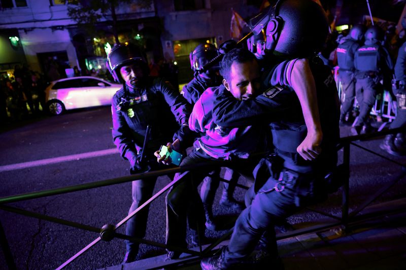 &copy; Reuters. Spanish riot police officers detain a person during a protest near to Spain's Socialists Party (PSOE) headquarters, following acting PM Pedro Sanchez negotiations for granting an amnesty to people involved with Catalonia's failed 2017 independence bid in 