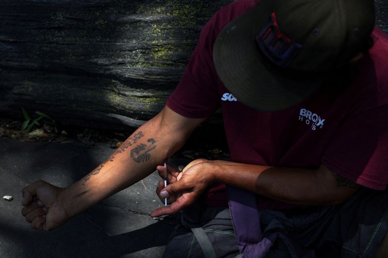 &copy; Reuters. FILE PHOTO: SENSITIVE MATERIAL. THIS IMAGE MAY OFFEND OR DISTURB    A drug consumer injects a mixture of the opioid fentanyl and heroin at Richman (Echo) Park in the Bronx borough of New York City, U.S., July 20, 2023.  REUTERS/Shannon Stapleton/File Phot