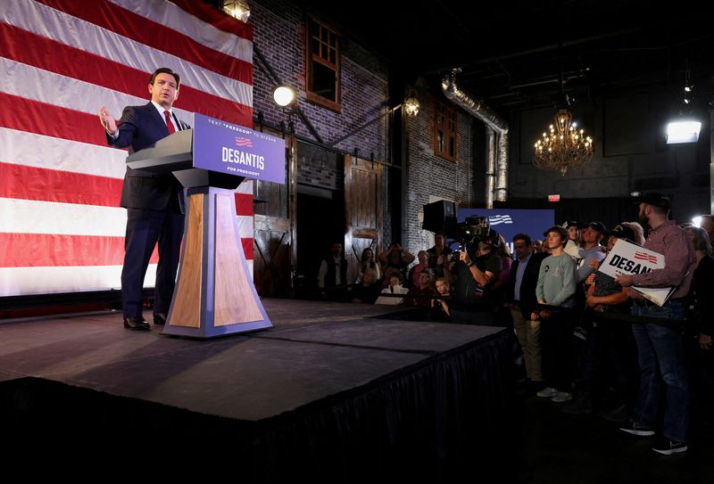&copy; Reuters. Florida Governor and U.S. Presidential candidate Ron DeSantis speaks during a rally, as Iowa Governor Kim Reynolds (not pictured) endorses DeSantis's bid to be the Republican nominee in the 2024 presidential race, in Des Moines, Iowa, U.S. November 6, 202