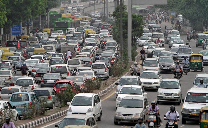 &copy; Reuters. インドの首都ニューデリーは来週、自動車の市内への乗り入れ制限を実施する。写真は、交通渋滞が激しい同市内の様子。２０１２年７月３１日に撮影。（２０２３年　ロイター／B Mathur）