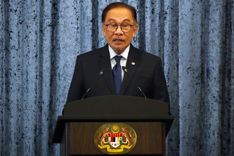 &copy; Reuters. Malaysia Prime Minister Anwar Ibrahim speaks at a press conference during Japanese Prime Minister Fumio Kishida's official visit, at Putrajaya, Malaysia, 05 November 2023. FAZRY ISMAIL/Pool via REUTERS