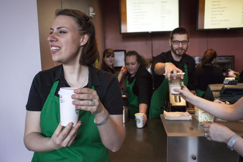 &copy; Reuters. 　１１月６日、米コーヒーチェーン大手スターバックスは、米国内の店舗従業員の時給を２０２４年から少なくとも３％引き上げると発表した。写真はコーヒーを提供するスターバックスの