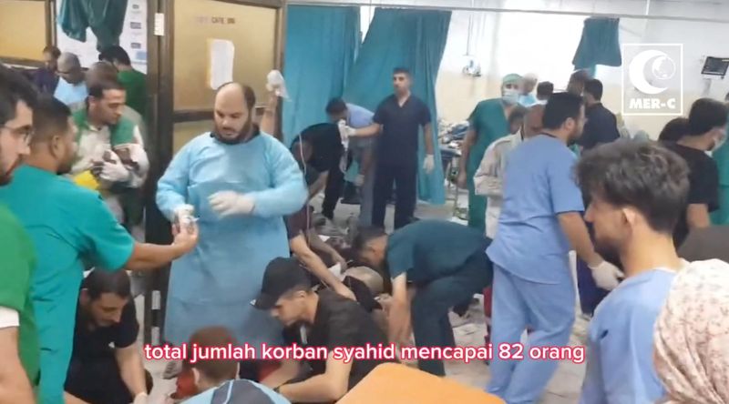 &copy; Reuters. أفراد الطواقم الطبية يفحصون المصابين داخل المستشفى الإندونيسي في غزة في الأول من نوفمبر تشرين الثاني 2023 في صورة ثابتة حصلت عليه رويترز من م