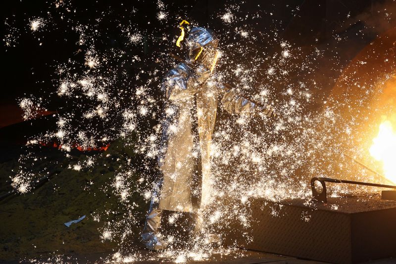 &copy; Reuters. A steel worker of ThyssenKrupp stands amid sparks of raw iron coming from a blast furnace at a ThyssenKrupp steel factory in Duisburg, western Germany, November 14, 2022. REUTERS/Wolfgang Rattay/File Photo
