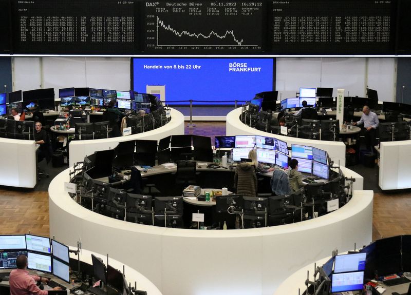 &copy; Reuters. شاشة إلكترونية تعرض بيانات مؤشر داكس الألماني في بورصة فرانكفورت يوم الأثنين. تصوير : رويترز.