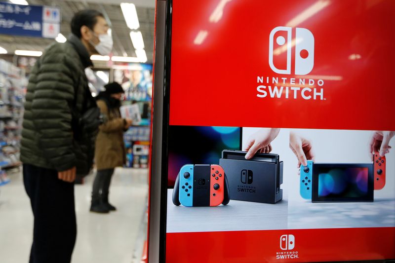 &copy; Reuters. FOTO DE ARCHIVO. Logos de la videoconsola Nintendo Switch en una tienda de electrónica en Tokio, Japón. 3 de marzo de 2017. REUTERS/Toru Hanai