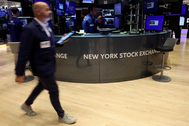 &copy; Reuters. Traders work on the floor at the New York Stock Exchange (NYSE) in New York City, U.S., October 27, 2023.  REUTERS/Brendan McDermid/File photo