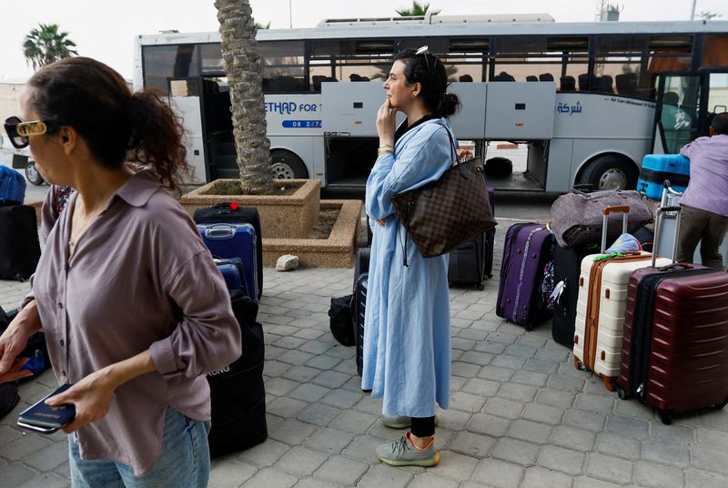 &copy; Reuters. سوزان بسيسو فلسطينية تحمل جواز سفر أمريكي في انتظار الحصول علي الإذن للمغادرة عند معبر رفح الحدودي مع مصر بجنوب قطاع غزة يوم الثاني من نوفمب