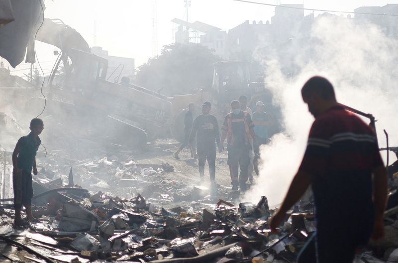 &copy; Reuters. Pompieri palestinesi tra le macerie di un edificio distrutto da un raid aereo israeliano a Khan Younis nel sud della Striscia di Gaza. 7 novembre 2023. REUTERS/Mohammed Salem